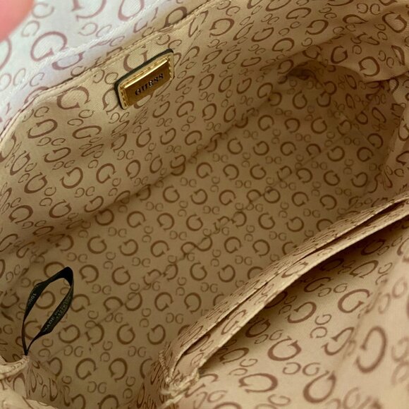 Guess Crossbody Bag Purse in Cream with Gold Zipper and Adjustable Strap - Picture 6 of 7